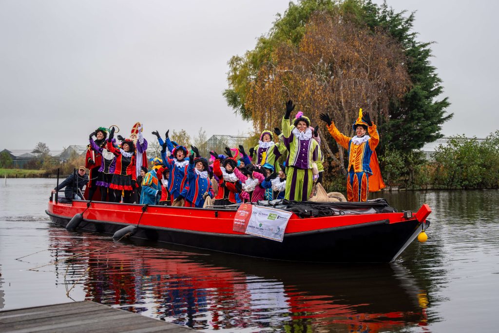 Sinterklaas intocht met Pieten op boot in Roelofarendsveen.