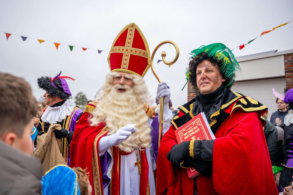Sinterklaas en Zwarte Piet verwelkoming in Roelofarendsveen.