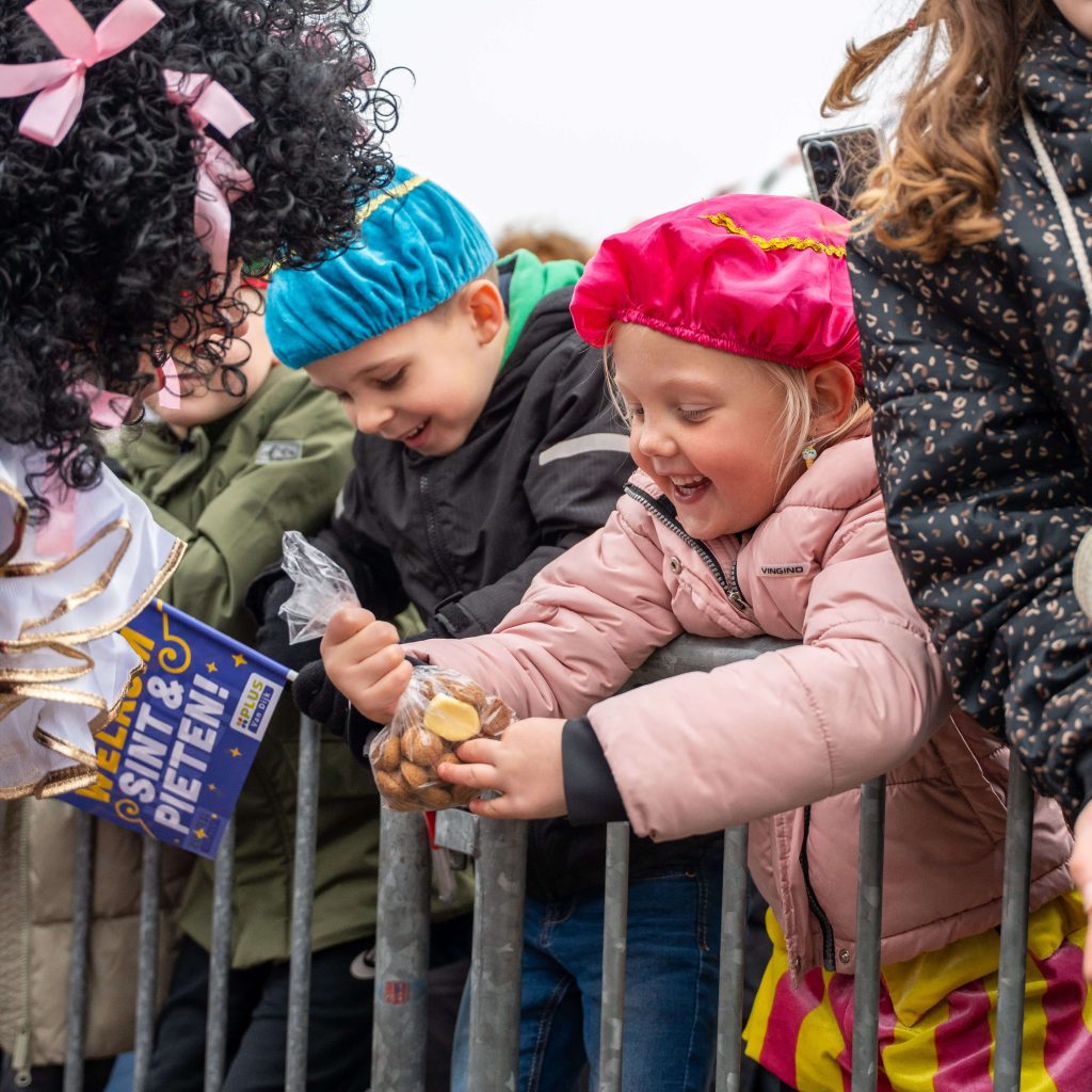 Kinderen genieten van Sinterklaas intocht in Roelofarendsveen.