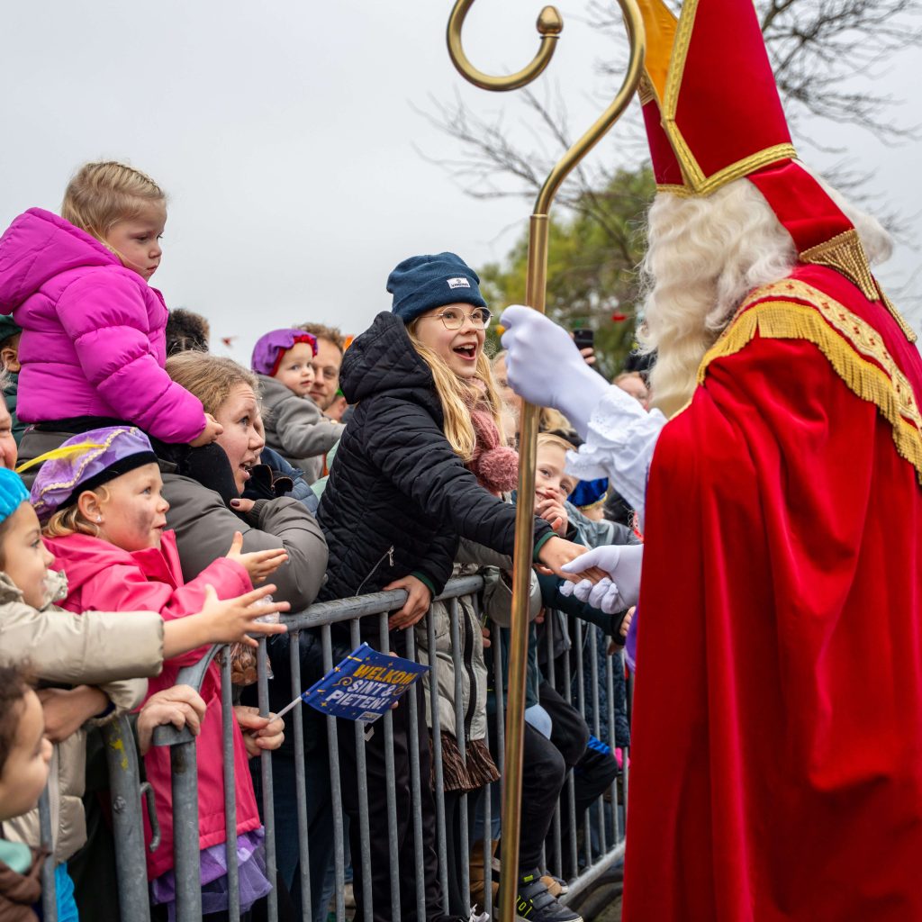 Kinderen ontmoeten Sinterklaas tijdens intocht in Roelofarendsveen.