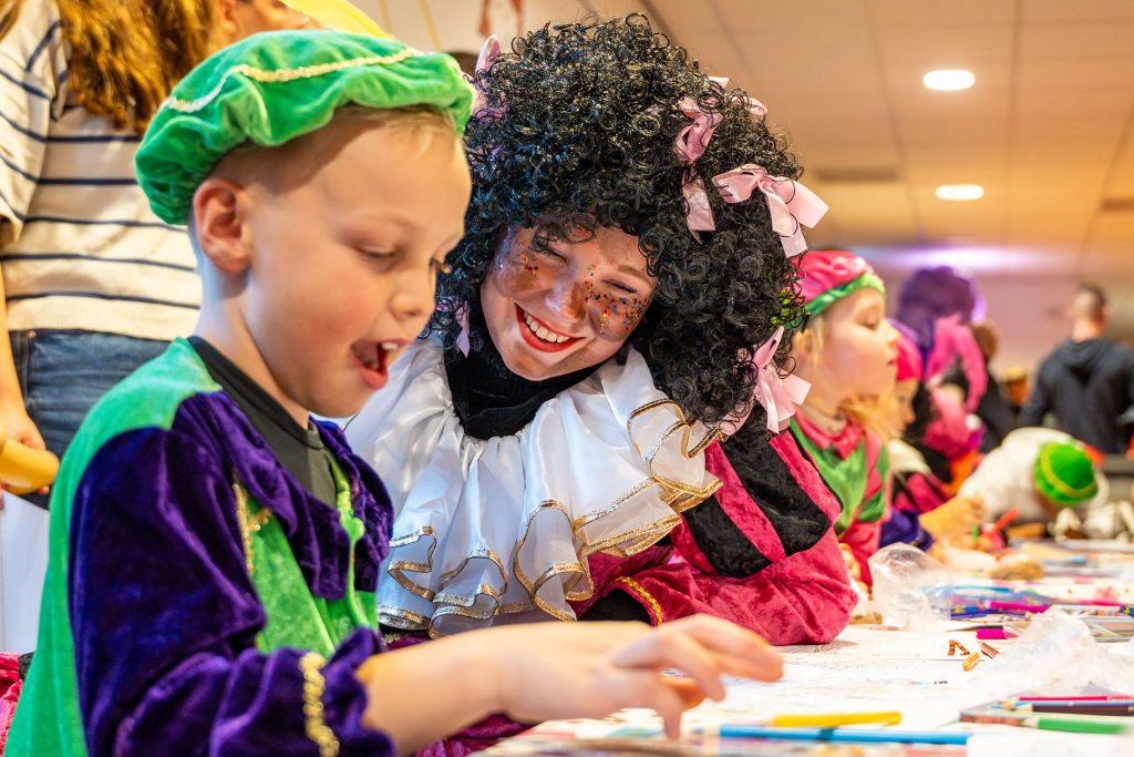 Kinderen en Pieten knutselen tijdens Sinterklaas intocht in Roelofarendsveen.